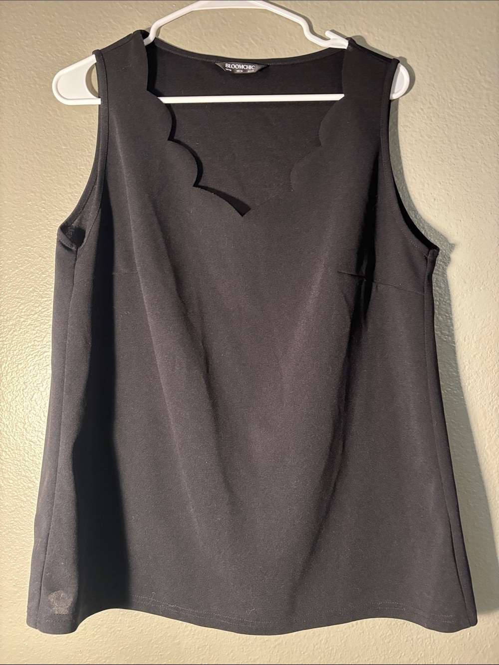 BloomChic Black Scalloped Neck Sleeveless Camisole
